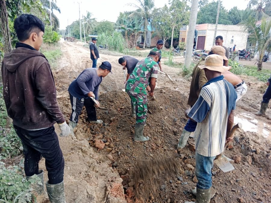 Minggu Pagi, Babinsa Koramil 09/Kemuning Gotong Royong Penimbunan Jalan di Desa Lubuk Besar