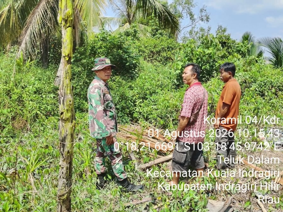 Minggu Pagi Serda Erwin Savitri Patroli Karhutla Bersama Warga di Tapal Batas Teluk Dalam