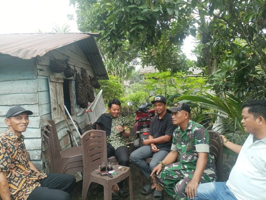 Minggu Pagi Serma Sugianto Perkuat Silaturahmi, Sambangi Desa Tegal Rejo Jaya dengan Kekeluargaan