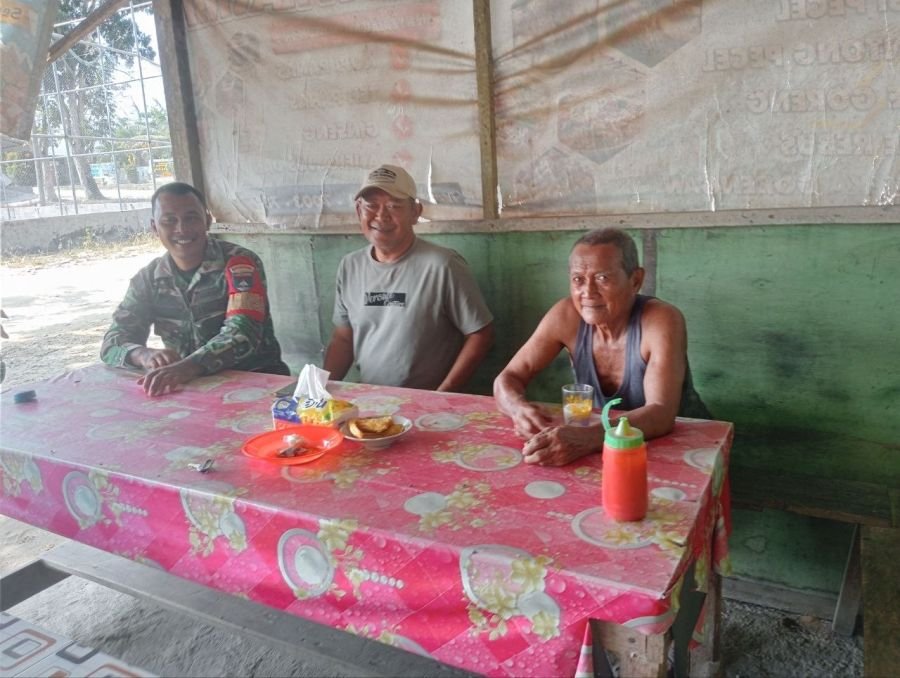 Momen Hangat Babinsa Bincang Santai Dengan Warga Binaan