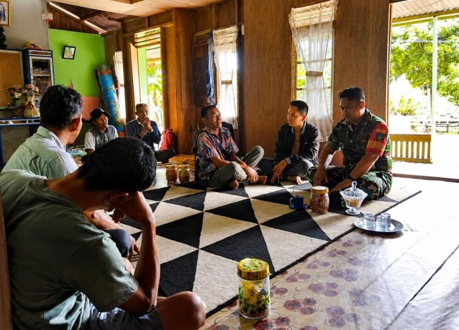 Momen Idul Adha, Babinsa 01/Tbh Sertu Suherman Bangun Kedekatan dengan Warga