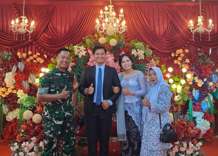 Momen Kebersamaan, Babinsa Hadiri Pesta Pernikahan Warga di Tanjung Rhu