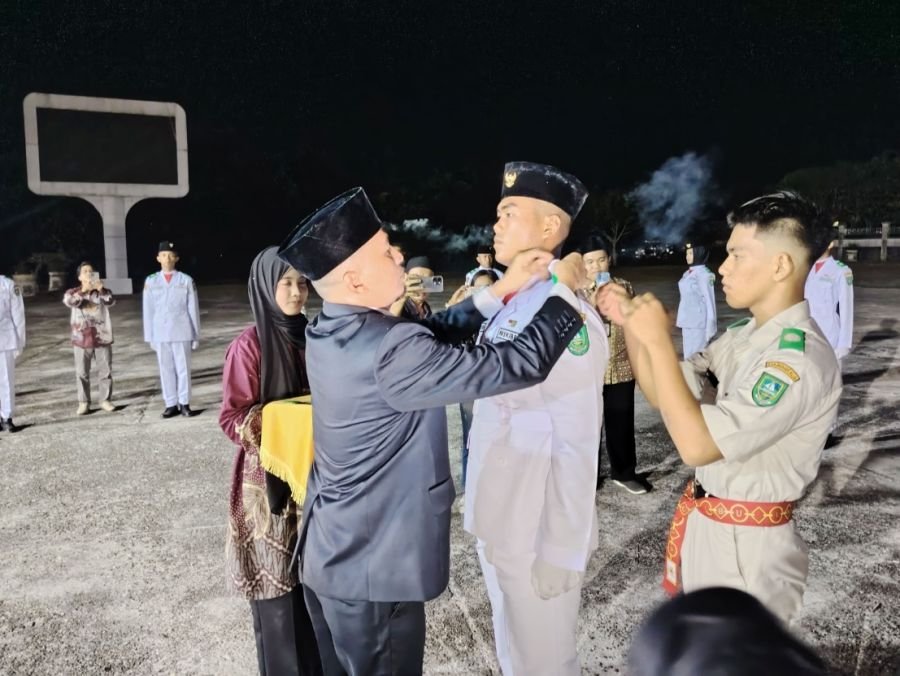 Momen Sakral Pengukuhan Paskibra Kec Pinggir. Cium Bendera Merah Putih, Ikrar Setia pada tanah Air