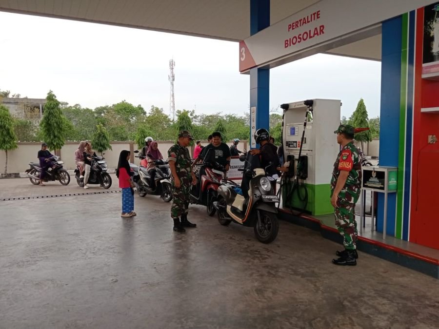 Monitoring SPBU, Babinsa Pastikan Pelayanan BBM Tetap Lancar