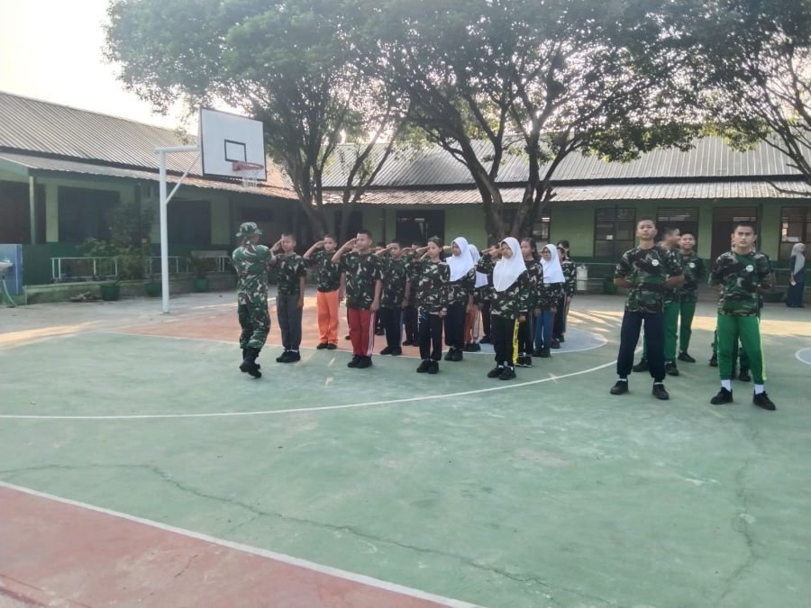 MPLS Berkarakter, Babinsa Koramil 05/Sail Bekali Siswa dengan Latihan PBB