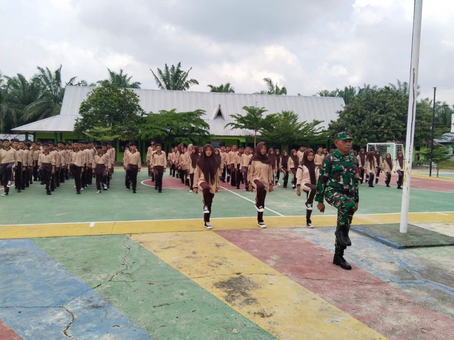 MPLS SMK NEGERI 2 TAMBUSAI UTARA DI LATIH PBB OLEH ANGGOTA KORAMIL 11/TAMBUSAI.