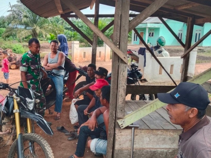 Musim Hujan Tiba, Babinsa dan Warga Rokan Hilir Kompak Agendakan Bersih-Bersih Saluran Air