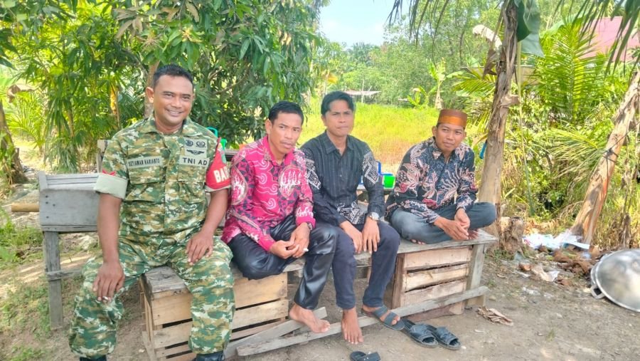 Musim Kemarau, Babinsa 09/Kemuning Komsos dan Edukasi Karhutla ke Warga Desa Pancur