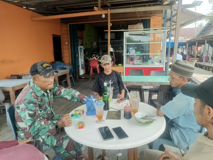 Musim Kemarau Ekstrem, Babinsa Koramil 10/Pelangiran Serma Sugianto Larang Warga Bakar Lahan