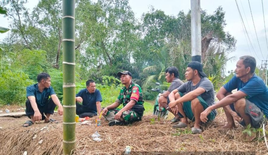 Musim Kemarau Memanas, Babinsa 01/Tembilahan Sertu Suratno Ingatkan Bahaya Pembakaran