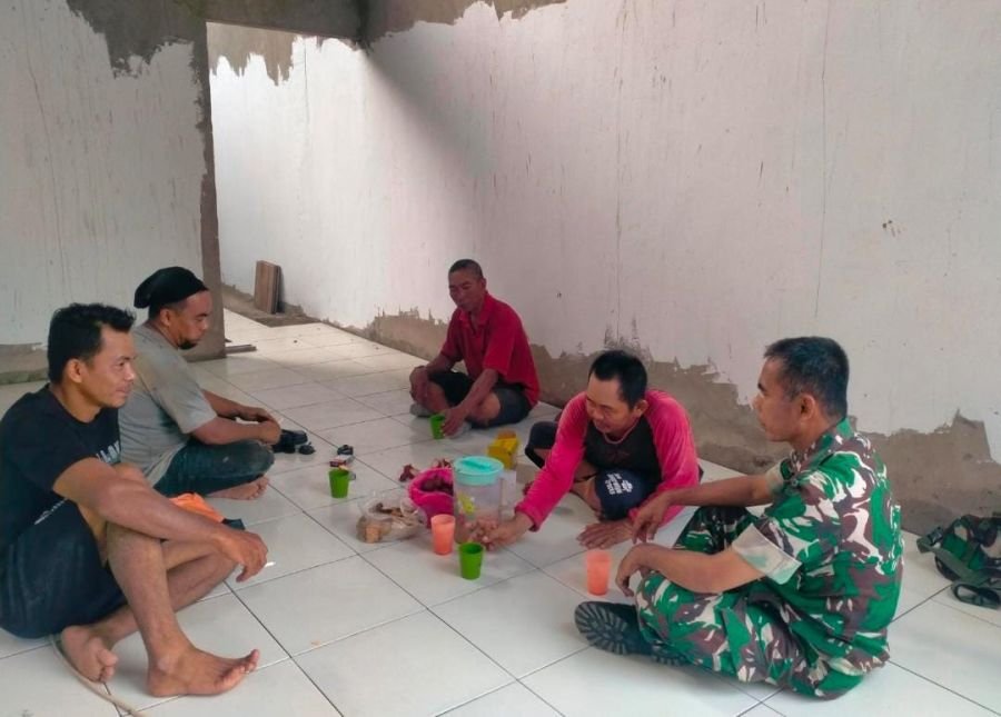 Musim Kemarau Rawan Kebakaran, Babinsa 01/Tembilahan Serka Masri Perkuat Kewaspadaan