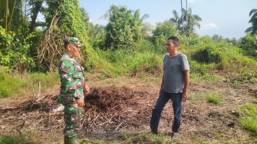 Musim Kemarau Sertu Dodi Eka Putra Gencarkan Patroli Tapal Batas di Wilayah Kelurahan Pelangiran