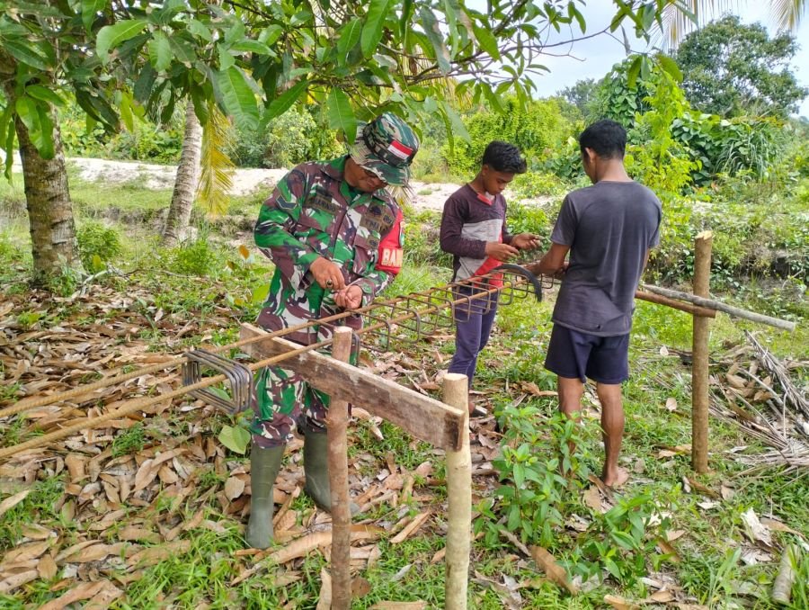 NATUNA – Babinsa Koramil 06/Serasan Kodim 0318/Natuna, Sertu Y. Chaniago, melaksanakan kegiatan peng