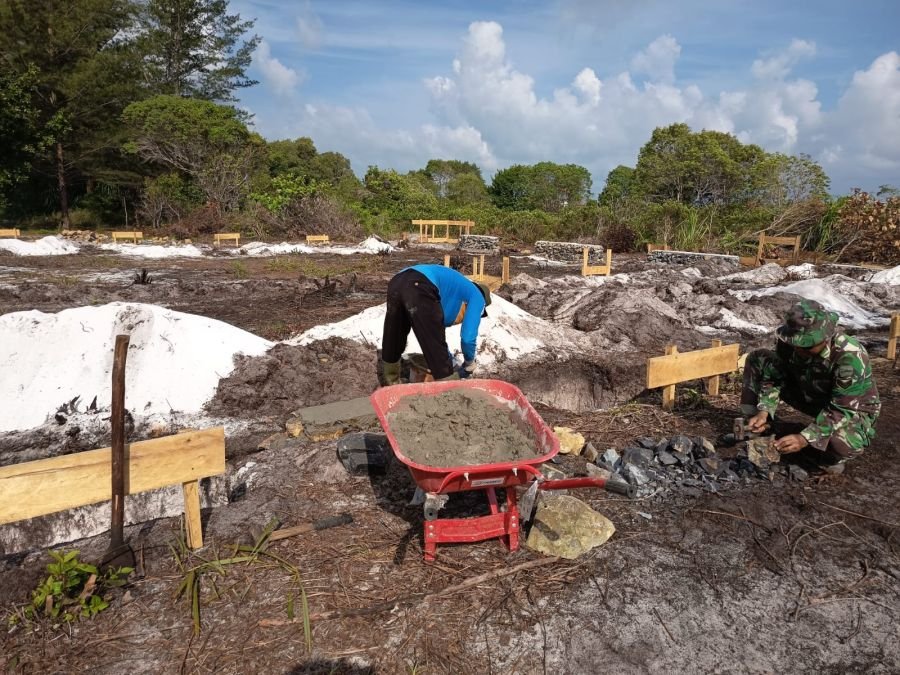 NATUNA – Dalam rangka mendukung percepatan pembangunan di wilayah binaan, Babinsa Koramil 06/Serasan