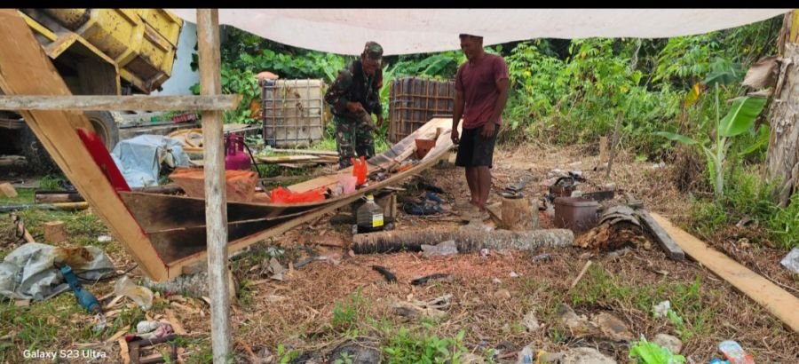 Natuna – Kedekatan TNI dengan masyarakat kembali ditunjukkan Babinsa Koramil 06/Serasan Kodim 0318/N