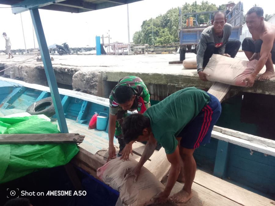 NATUNA – Kepedulian terhadap masyarakat kembali ditunjukkan Babinsa Koramil 06/Serasan Kodim 0318/Na