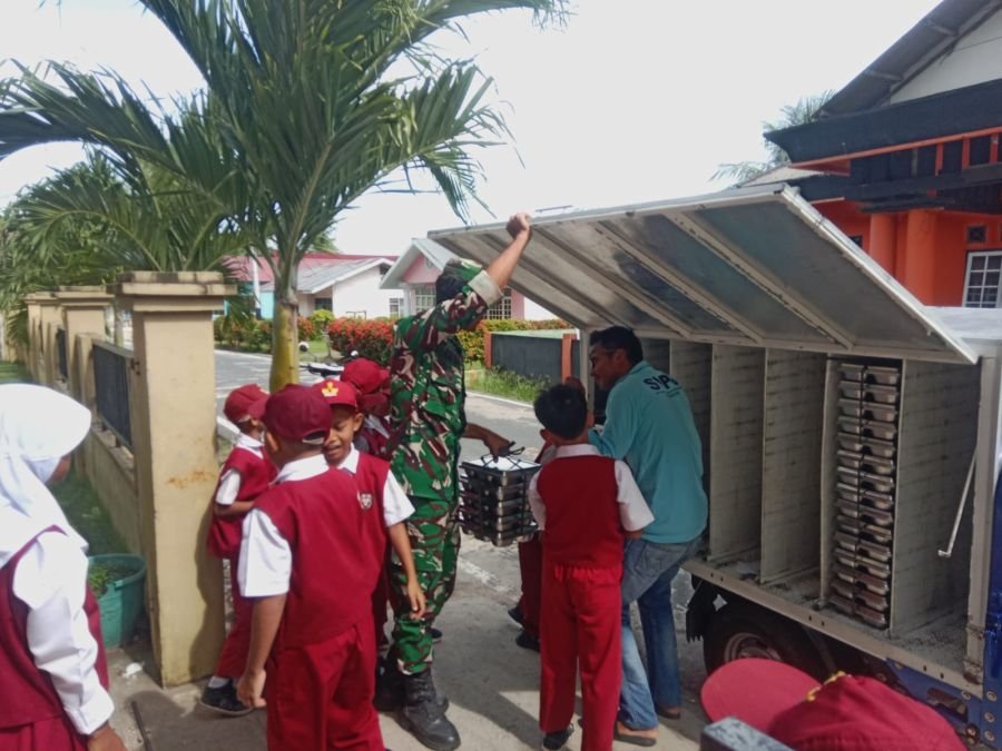 Natuna – Personel Koramil 06/Serasan Kodim 0318/Natuna, Pratu Jhon Sirait, melaksanakan monitoring p