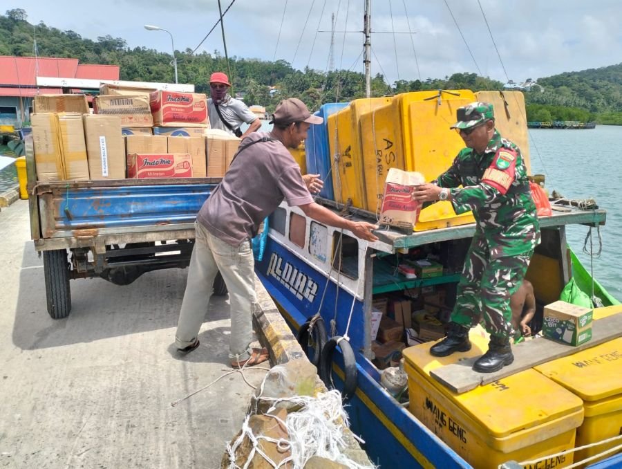 Natuna – Wujud kepedulian terhadap masyarakat kembali ditunjukkan Babinsa Koramil 06/Serasan Kodim 0