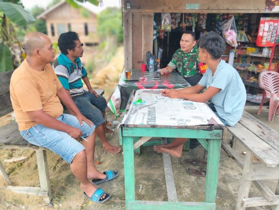 Ngobrol Sambil Minum Teh, Babinsa Koramil 03/Bunut Perkuat Kedekatan dengan Warga