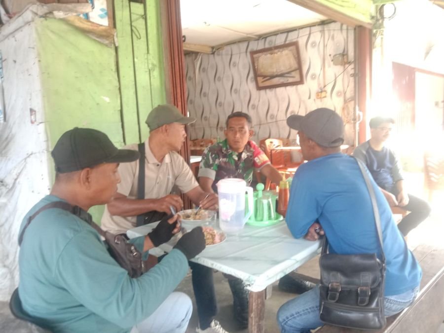 Ngobrol Santai Bersama Warga, Babinsa Tanamkan Nilai Pancasila di Desa Sungai Selari