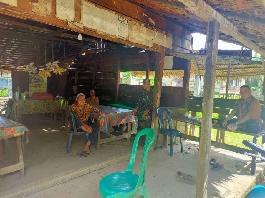 Ngobrol Santai di Kedai, Babinsa Ramil 07/KH Perkuat Kedekatan Warga