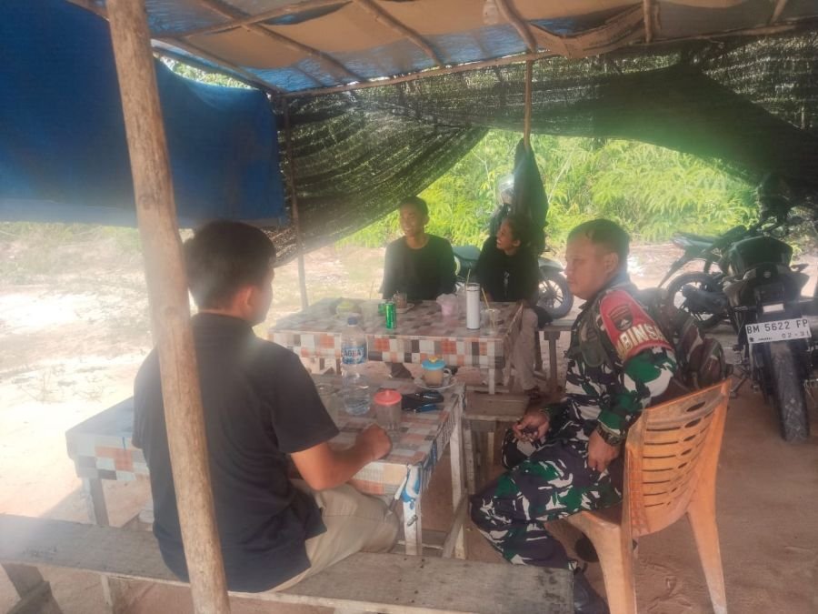 Ngobrol Santai di Warung, Babinsa Ajak Warga Kelola Sampah dari Rumah