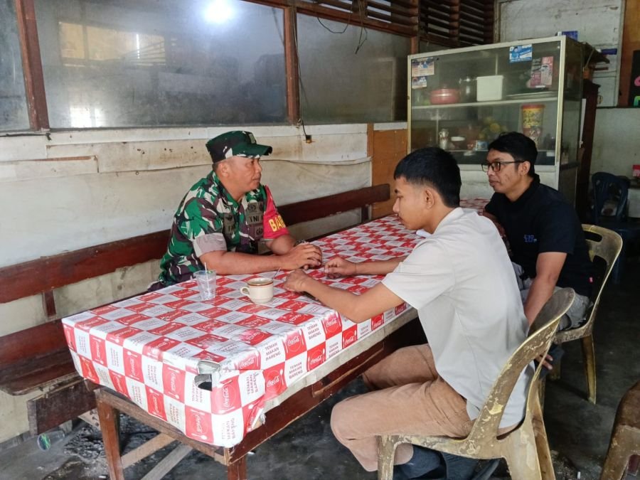Ngobrol Santai di Warung, Babinsa Koramil 06/Sukajadi Edukasi Warga Bahaya Narkoba dan Karhutla