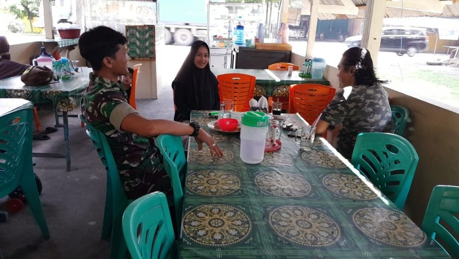 Ngobrol Santai di Warung, Babinsa Sampaikan Pesan Kamtibmas dan Antisipasi Karhutla