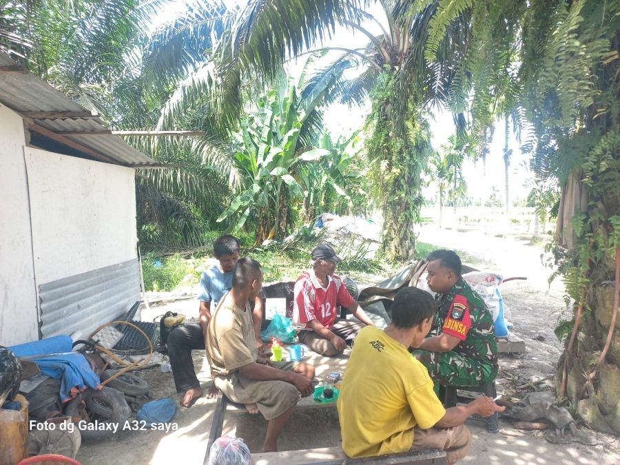 Ngobrol Santai Jalin Silaturahmi, Babinsa Koramil 05/KK Laksanakan Komsos Bersama Warga Desa Binaan
