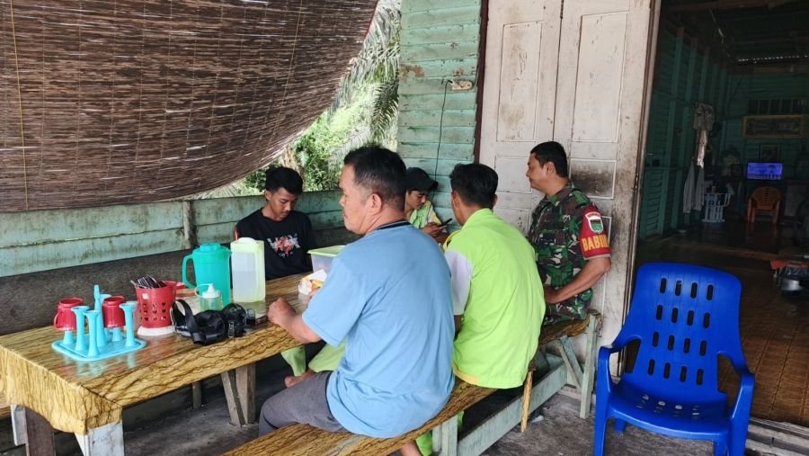 Ngobrol Santai Jalin Silaturahmi, Babinsa Koramil 05/KK Laksanakan Komsos Bersama Warga Desa Binaan