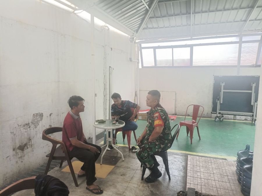 Ngopi Bareng Pemuda, Babinsa Sukajadi Perkuat Kedekatan dan Serap Aspirasi Warga