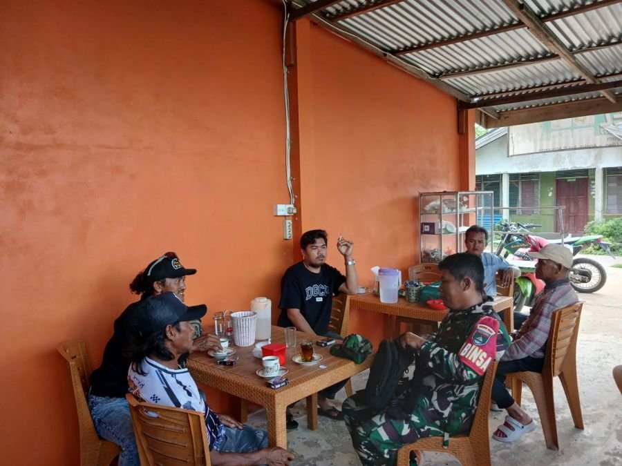 Ngopi Bareng Warga, Babinsa 03/Tempuling Perkuat Jaring Mitra Karib