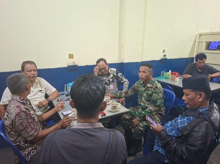 Ngopi Bareng Warga, Babinsa Ingatkan Bahaya Buka Lahan dengan Membakar