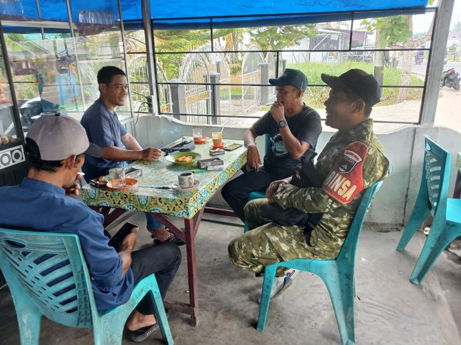 Ngopi Bareng Warga, Babinsa Koramil 03/Tempuling Perkuat Komunikasi di Sungai Salak