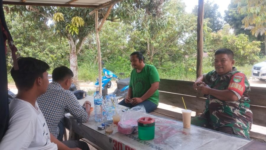 Ngopi Bareng Warga, Babinsa Koramil 08/Rumbai Barat Perkuat Kamtibmas dan Cegah Karhutla