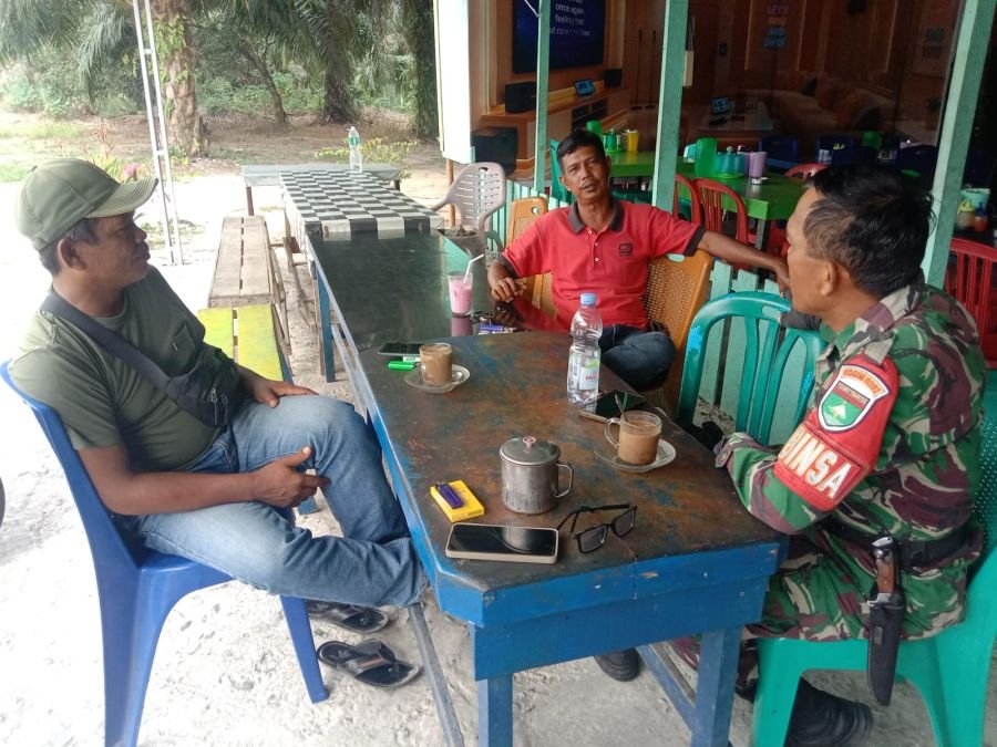 Ngopi Bareng Warga, Babinsa Rumbai Barat Bangun Kedekatan dan Jaga Kondusivitas Wilayah