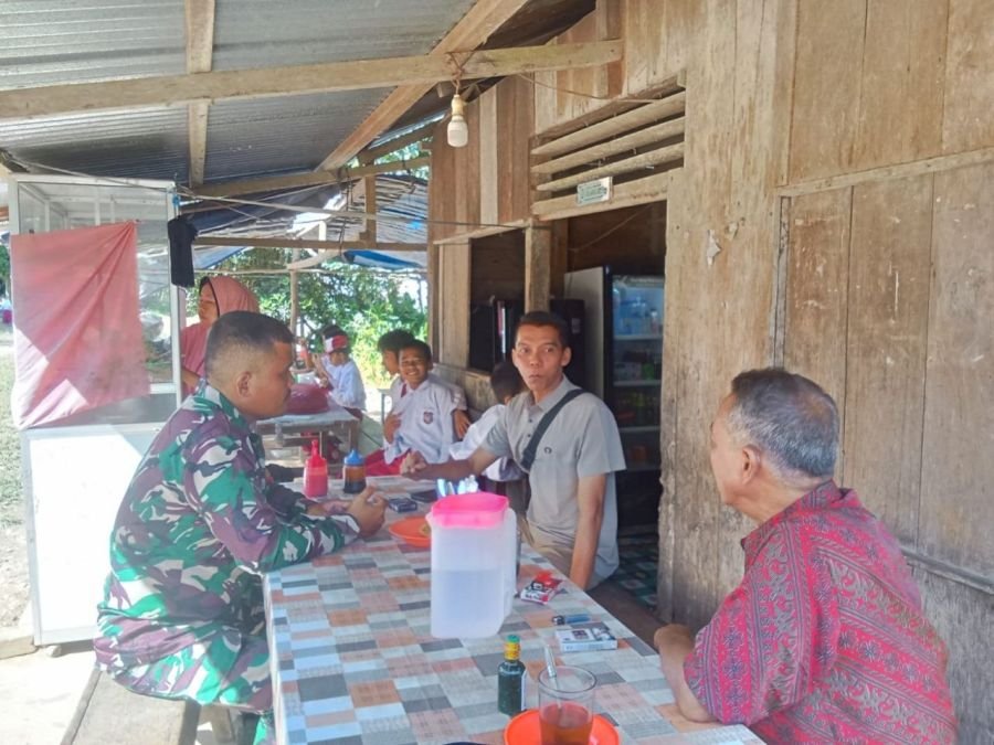Ngopi Bareng Warga, Babinsa Serap Informasi dan Jaga Kamtibmas Desa