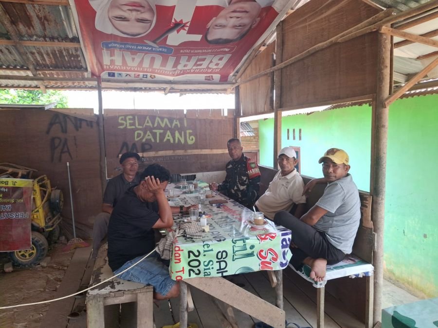Ngopi Bareng Warga, Babinsa Tenayan Raya Perkuat Silaturahmi dan Ajak Jaga Lingkungan