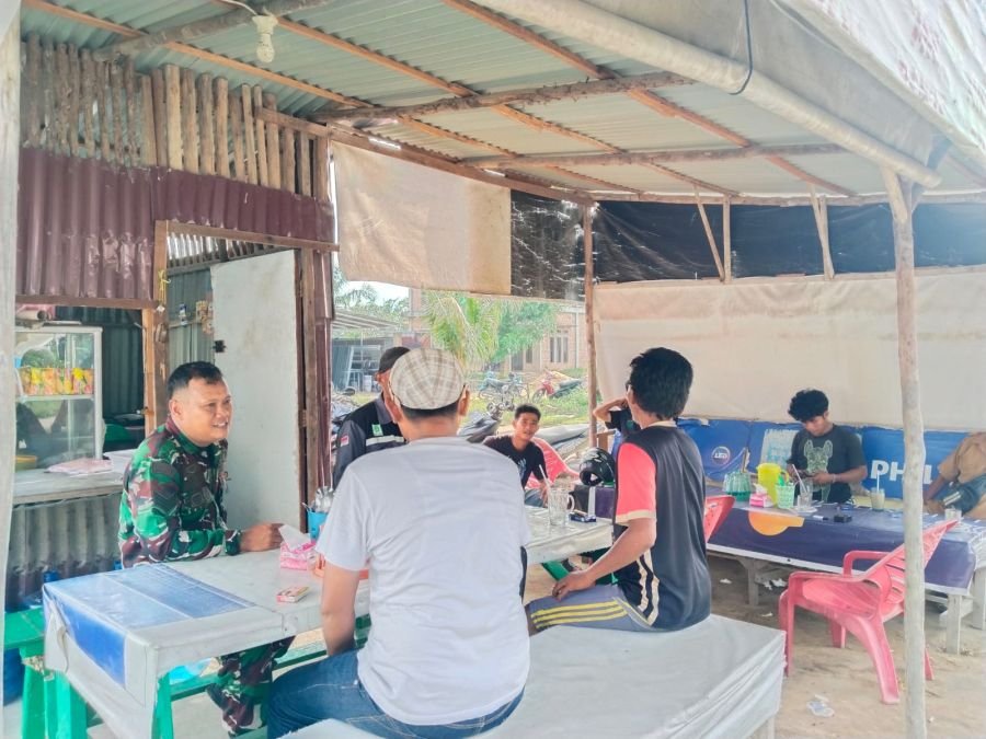 Ngopi Bareng Warga, Cara Humanis Babinsa Sukajadi Jaga Kedekatan