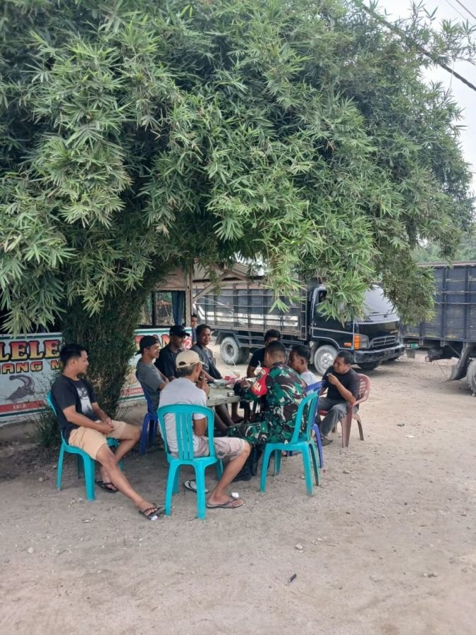 Ngopi Bersama Warga, Praka Darto M Perkuat Komsos di Pulau Padang