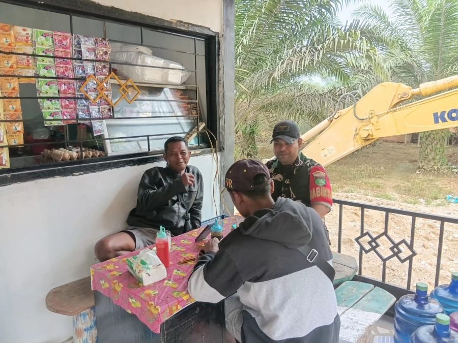 Ngopi Pagi, Babinsa Serap Keluhan Warga Simpang Raya