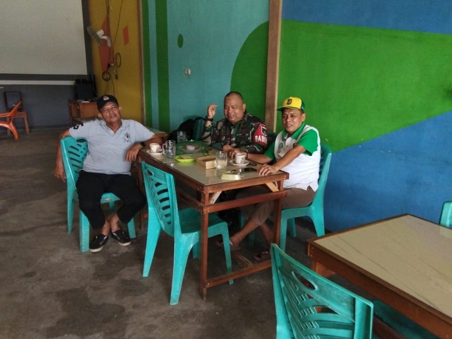 Ngopi Pagi Jadi Sarana Babinsa Rumbai Bukit Serap Aspirasi Warga