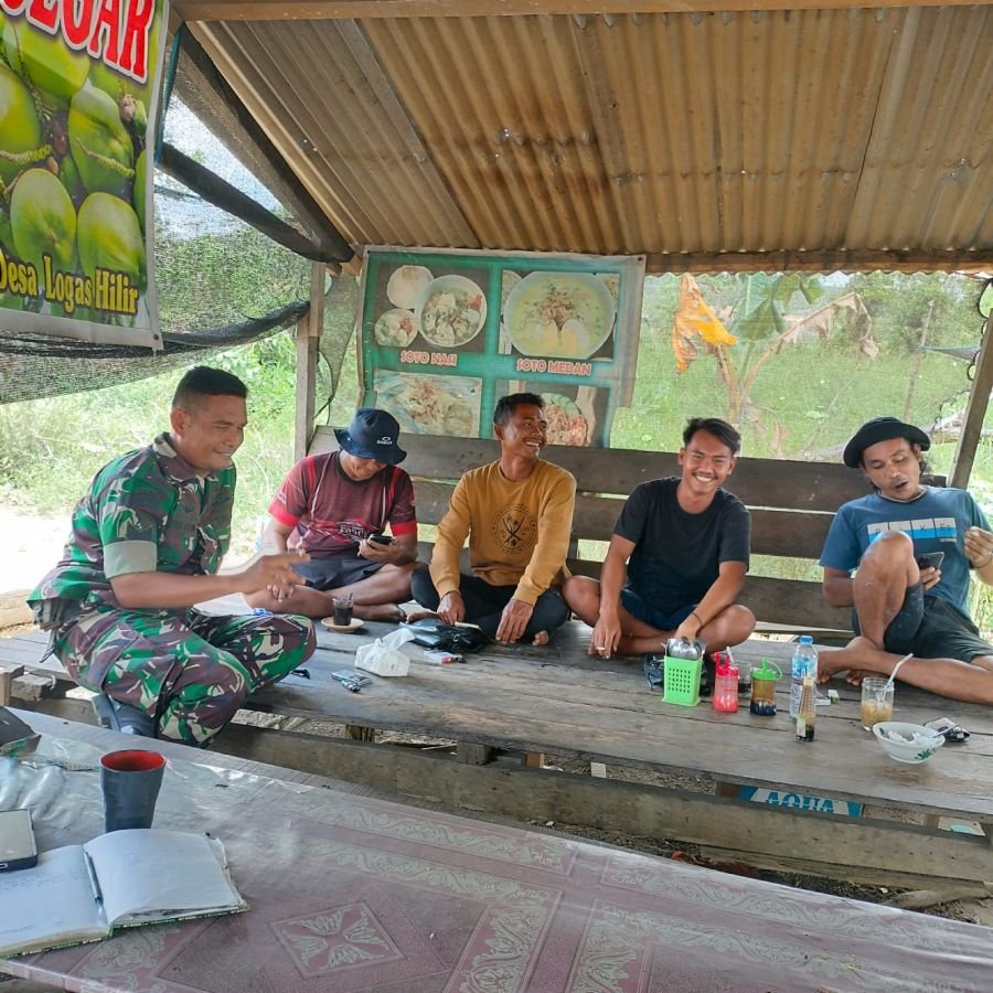 Ngopi Santai, Babinsa Koramil 09/Singingi Komsos Warga