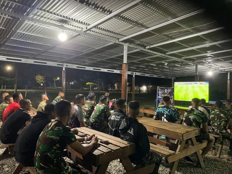 Nobar Bersama Warga, Prajurit Yonif TP 851/BBC Saksikan Spanyol Berjaya