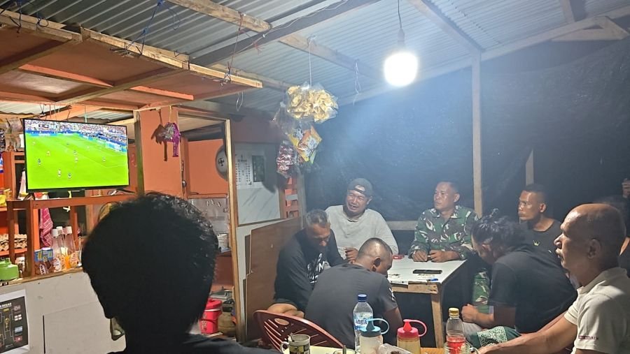 Nobar Bola Gembira Koramil 11/Pulau Burung Pererat Kebersamaan TNI dan Masyarakat Pulau Burung