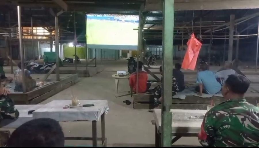 Nobar Inggris vs Argentina, Babinsa 03/Tpl Dekatkan Diri dengan Warga