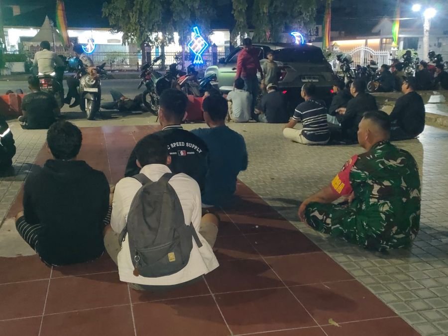 Nobar Kebangsaan Jadi Wadah Silaturahmi, Babinsa Koramil 04/Lph Ajak Warga Jaga Persatuan
