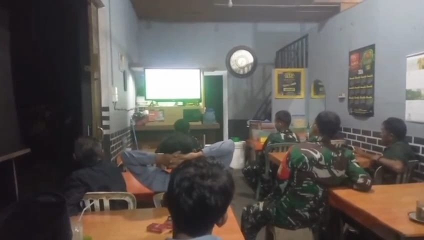 Nobar Piala Dunia 2026, Babinsa 03/Tempuling Perkuat Kedekatan dengan Warg