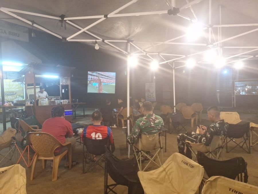 Nobar Piala Dunia 2026 di Enok, Babinsa kel.Enok kotmil 02/ TM ,dan Pemuda Perkuat Kebersamaan