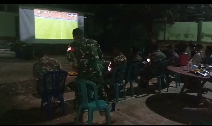 Nobar Piala Dunia 2026 di Makoramil 09/Kemuning, Babinsa dan Warga Makin Kompak